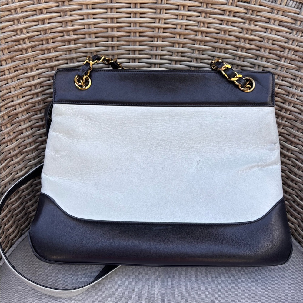 Authentic CHANEL bicolor vintage leather CC navy white leather tote - Picture 3 of 15